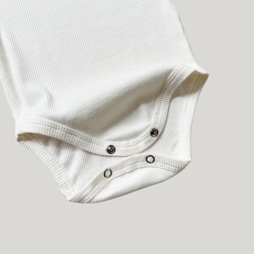 Body Bebê Canelado Algodão Off White Curto