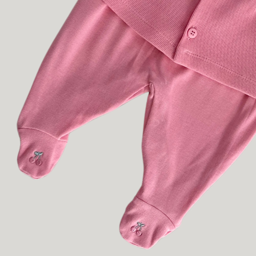 Encante-se com este lindo conjunto de bebê em tricô, bordado com cerejas na cor rosa. Feito com carinho e conforto para o seu bebê, é perfeito para qualquer ocasião. Adicione uma dose de fofura ao visual do seu bebê com este conjunto único e delicado!