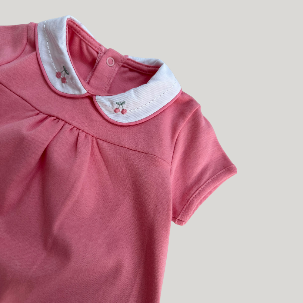 Encante-se com este lindo conjunto de bebê em tricô, bordado com cerejas na cor rosa. Feito com carinho e conforto para o seu bebê, é perfeito para qualquer ocasião. Adicione uma dose de fofura ao visual do seu bebê com este conjunto único e delicado!
