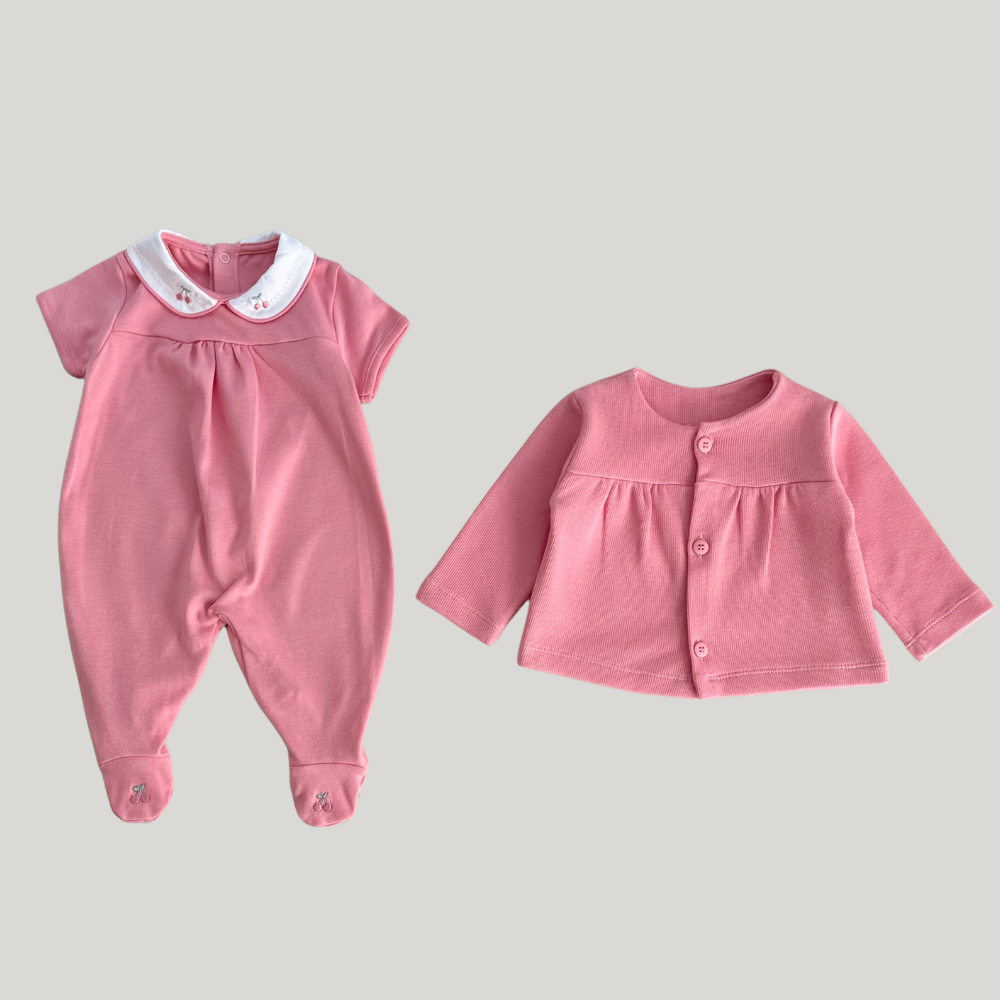 Encante-se com este lindo conjunto de bebê em tricô, bordado com cerejas na cor rosa. Feito com carinho e conforto para o seu bebê, é perfeito para qualquer ocasião. Adicione uma dose de fofura ao visual do seu bebê com este conjunto único e delicado!