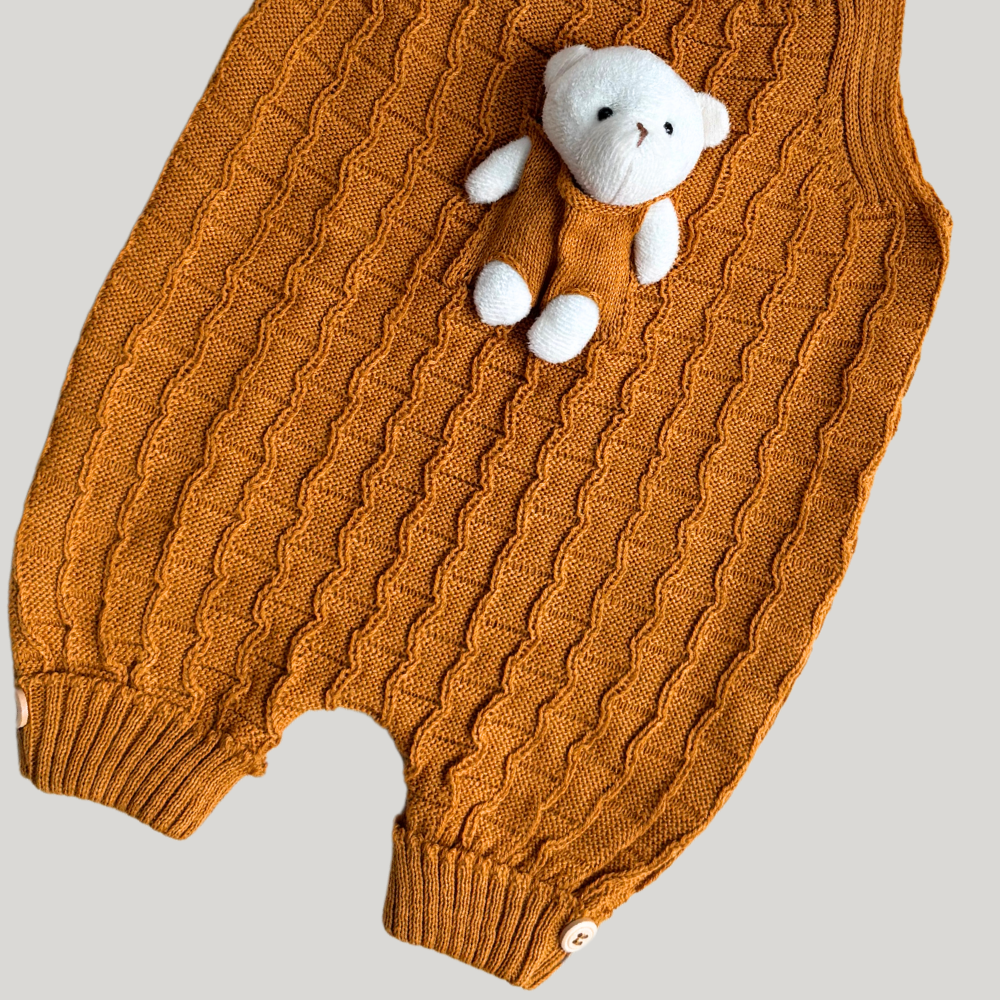 Jardineira Bebê Tricot Ursinho Mostarda