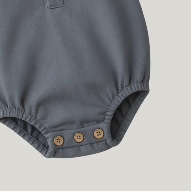 body azul bebê modelo regata com botões de pressão