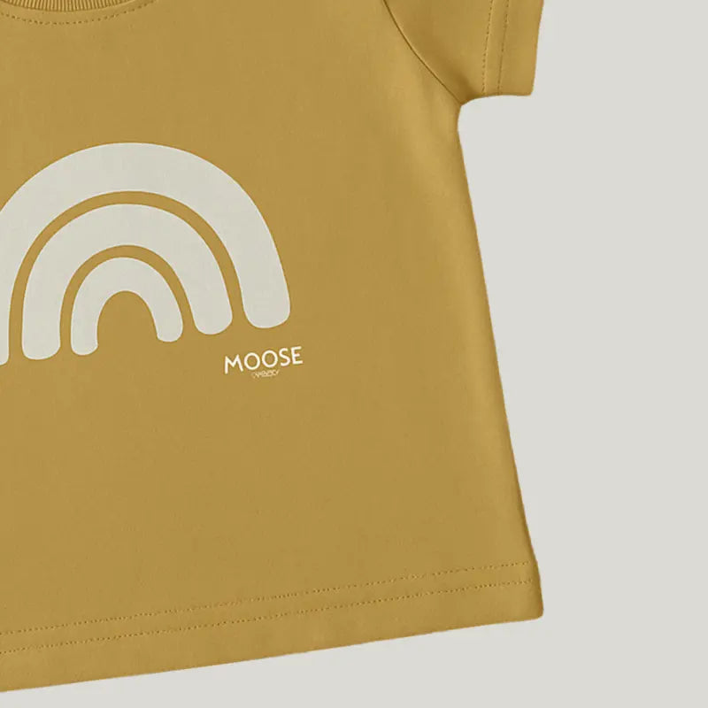 camisa bebê mostarda com estampa arco-íris em algodão
