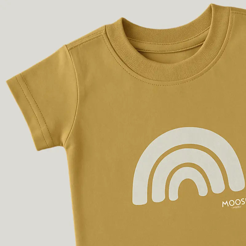 camisa bebê mostarda com estampa arco-íris em algodão