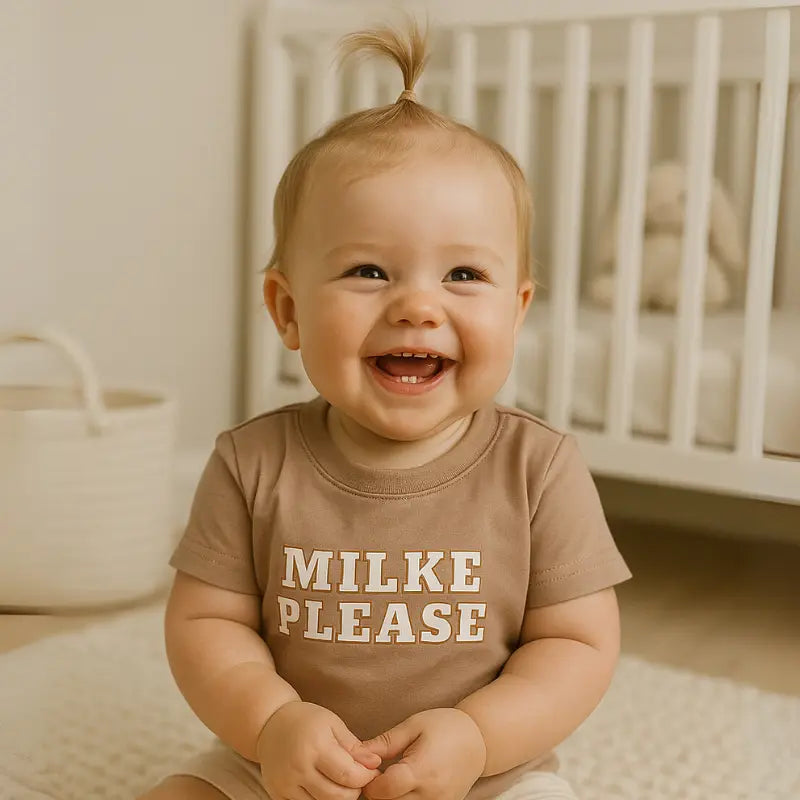 camiseta com frase Milk Please para bebê em cor bege