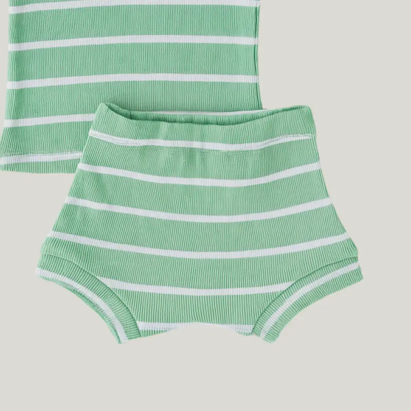 conjunto infantil com listras verdes para dias quentes