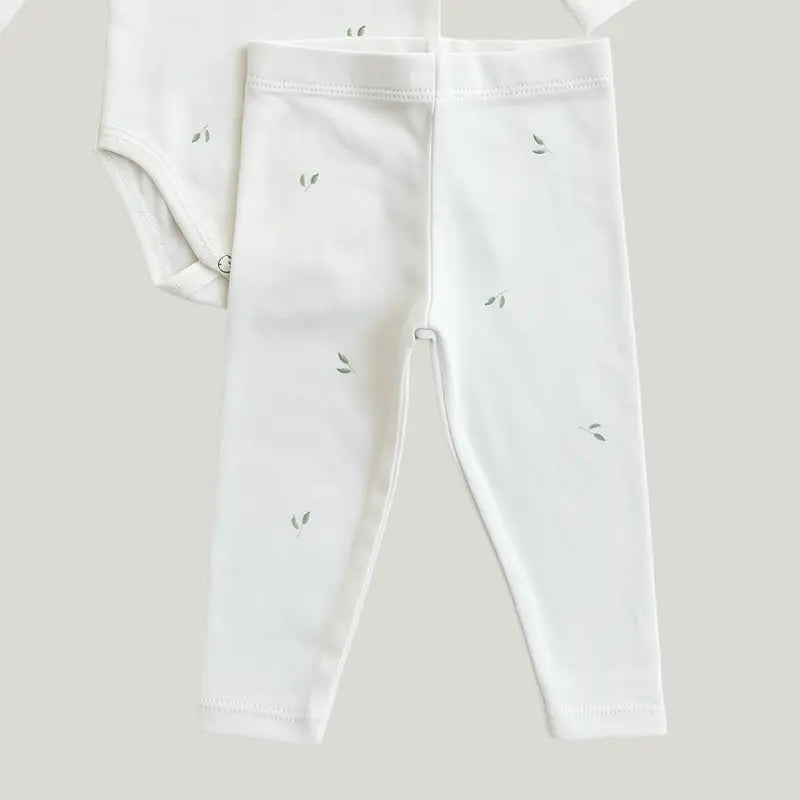 conjunto infantil sustentável com estampa floral delicada