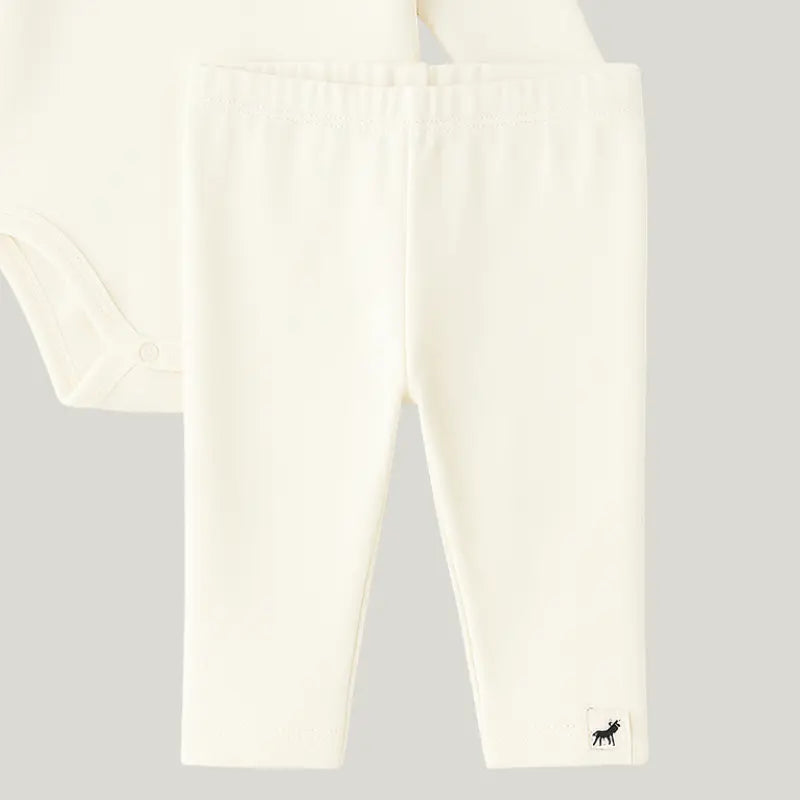 conjunto off white confortável para enxoval do bebê