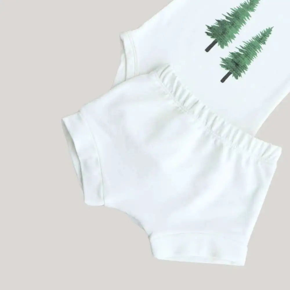 conjunto off white para bebê com estampa de pinheiros