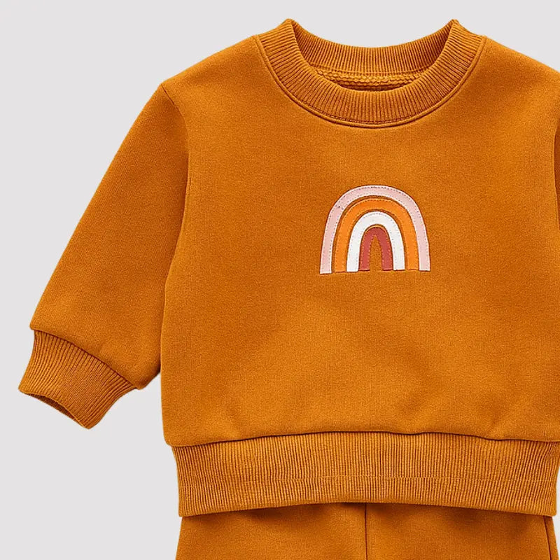 conjunto unissex com estampa de arco-íris e toque peluciado