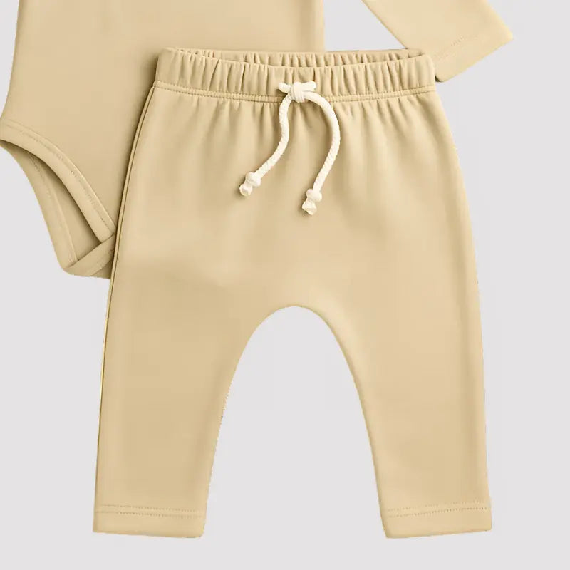 conjunto unissex de blusa e calça em algodão orgânico