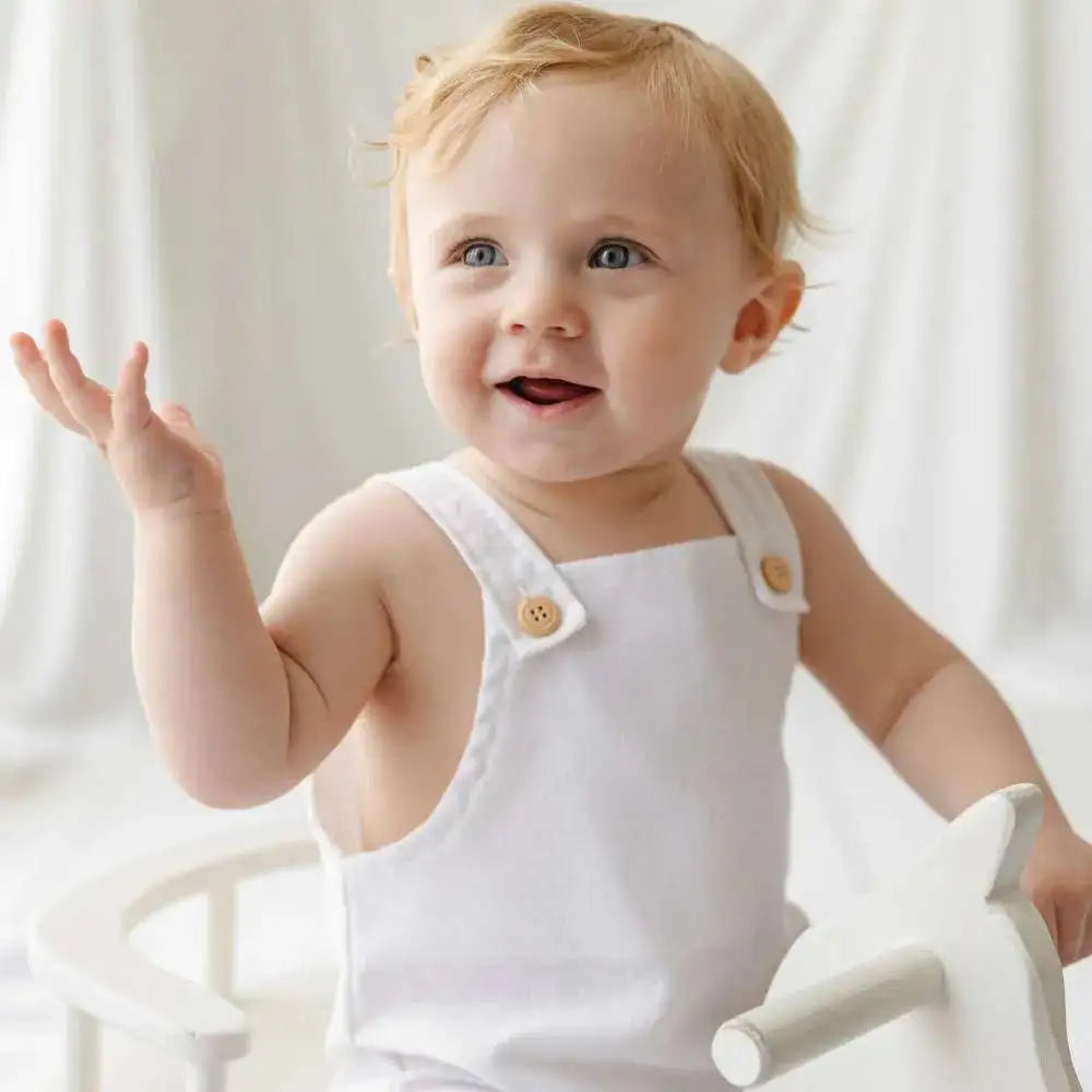 jardineira curta off white confortável para bebê menino e menina