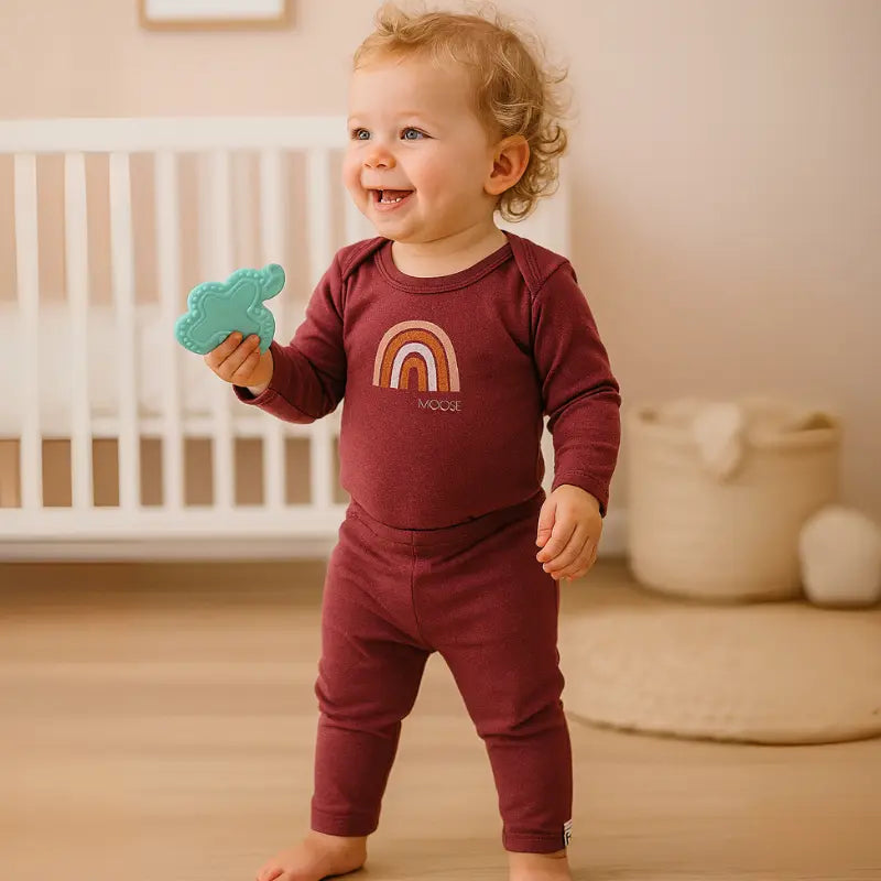 look de bebê com algodão orgânico bordô e estampa colorida