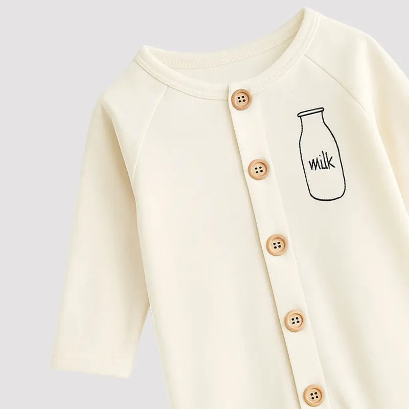 macacão infantil off white com abertura prática e botões