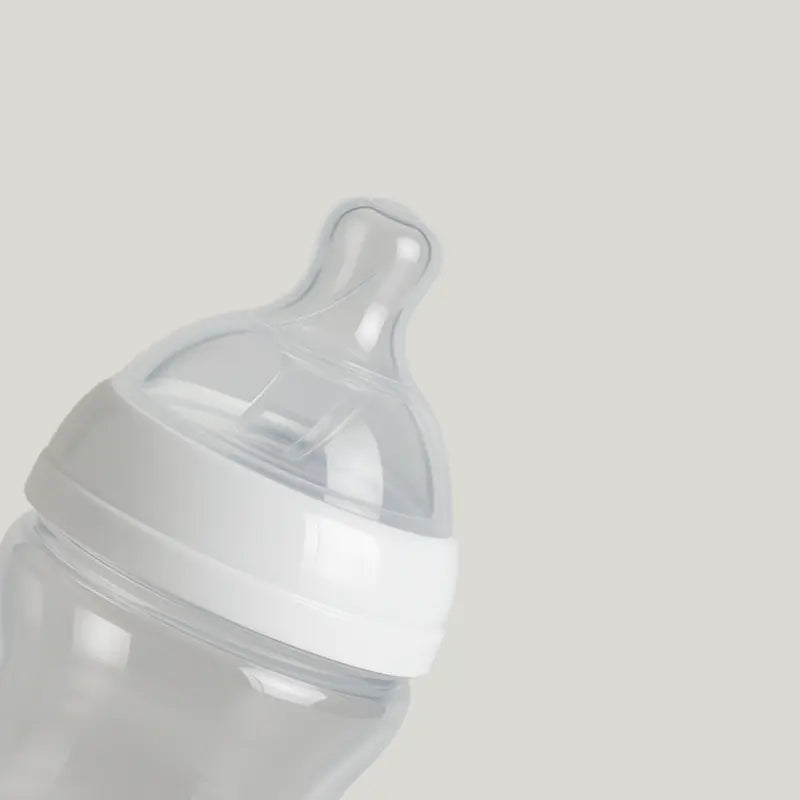 mamadeira branca para primeira mamada do bebê