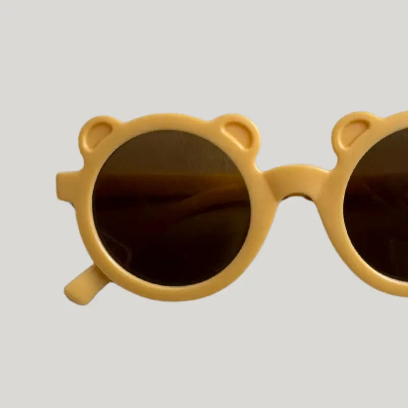 óculos de sol mostarda para bebê com formato de urso