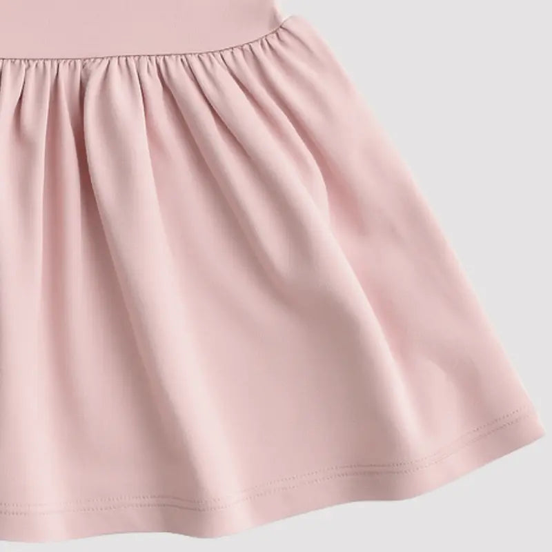 roupa de bebê feminina com cor suave e acabamento clássico
