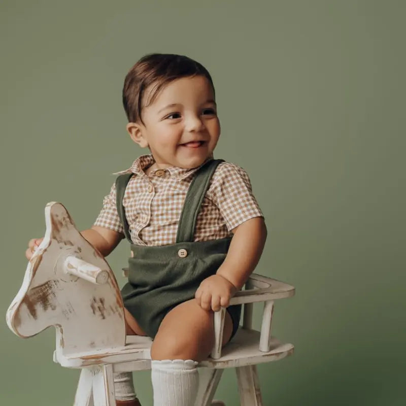 short infantil com suspensório verde musgo confortável