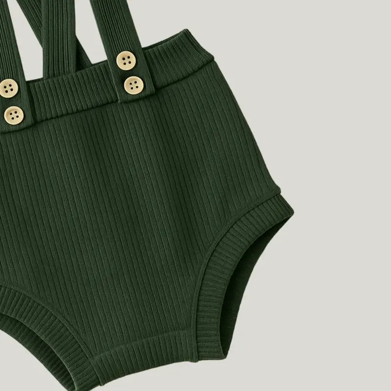 short infantil com suspensório verde musgo confortável