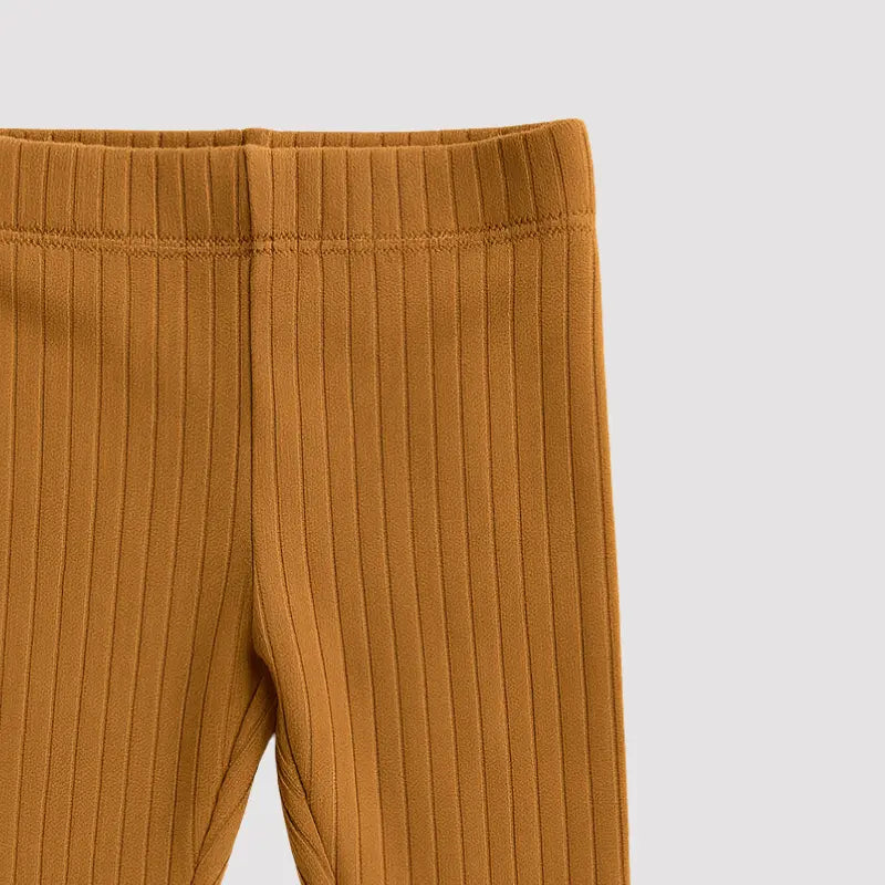 Pantalones de bebé acanalados color caramelo