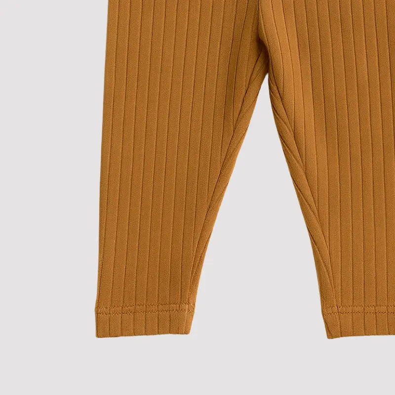 Pantalones de bebé acanalados color caramelo