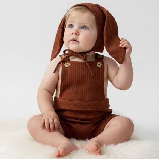 Kit 2 peças Jardineira Bebê + Bonnet Coelho Bunny Chocolate