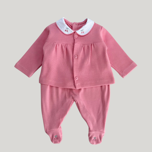 Encante-se com este lindo conjunto de bebê em tricô, bordado com cerejas na cor rosa. Feito com carinho e conforto para o seu bebê, é perfeito para qualquer ocasião. Adicione uma dose de fofura ao visual do seu bebê com este conjunto único e delicado!