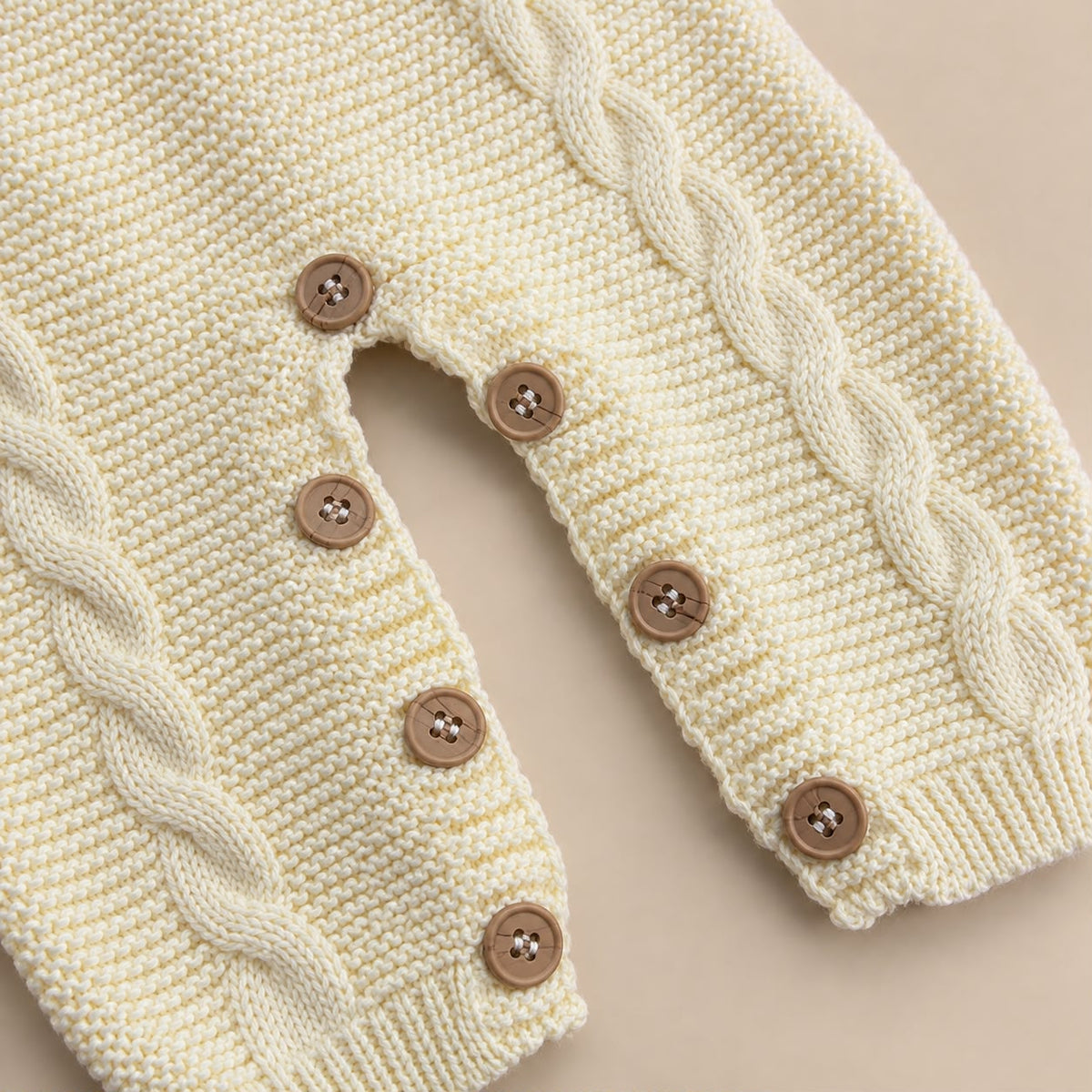 Mono de tricot amarillo dulce para bebé