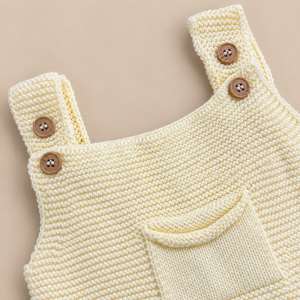Mono de tricot amarillo dulce para bebé