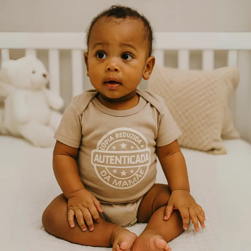 body de bebê bege com frase cópia autenticada da mamãe