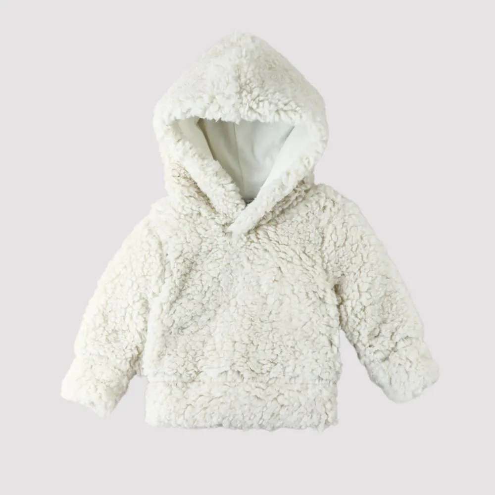 Aconchegante e fofo, o Casaco Bebê Teddy Vanilla vai manter seu bebê quentinho e confortável em dias frios. Feito com um suave material de pelúcia e forrado com algodão macio, este casaco é perfeito para proteger seu bebê com muito estilo.