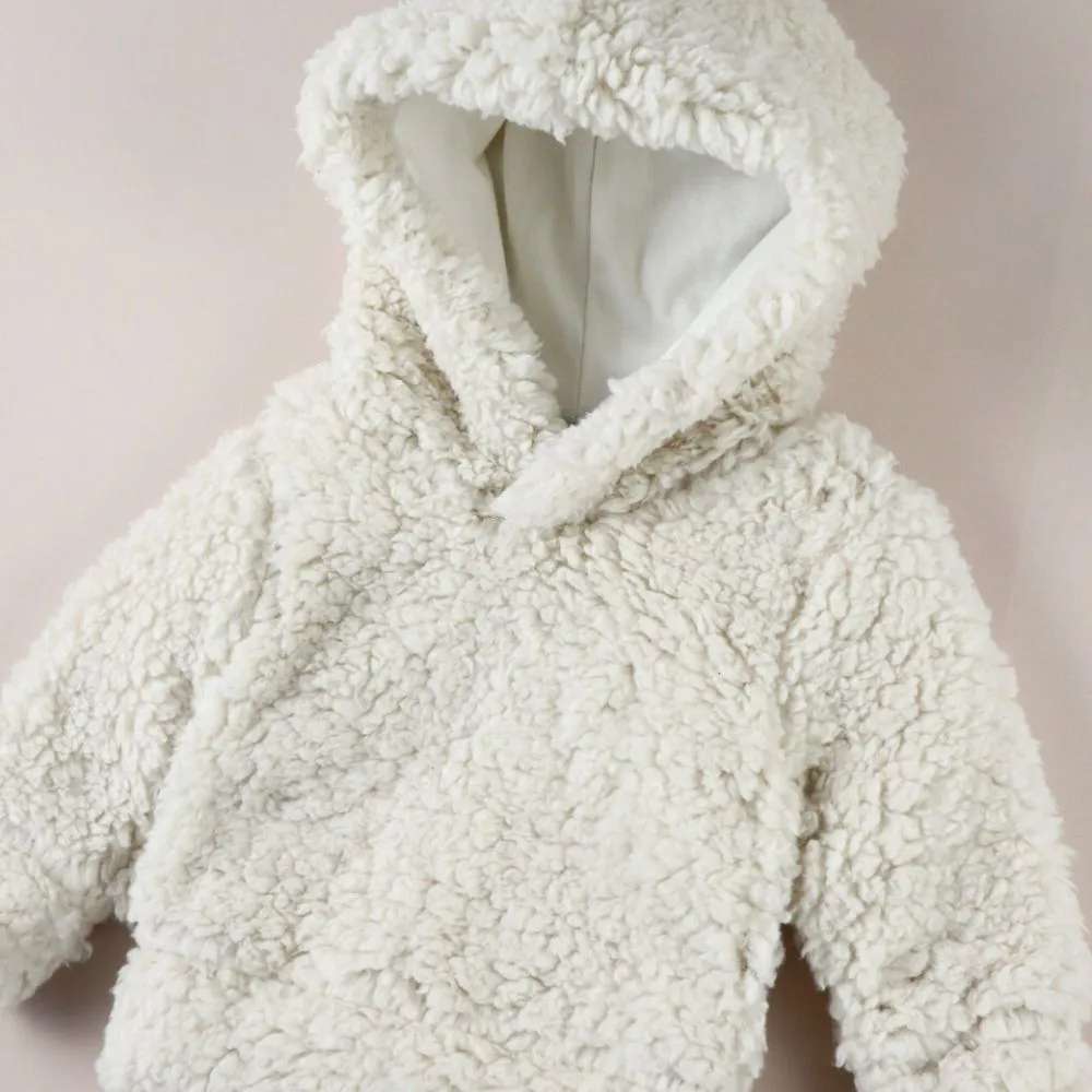 Aconchegante e fofo, o Casaco Bebê Teddy Vanilla vai manter seu bebê quentinho e confortável em dias frios. Feito com um suave material de pelúcia e forrado com algodão macio, este casaco é perfeito para proteger seu bebê com muito estilo.
