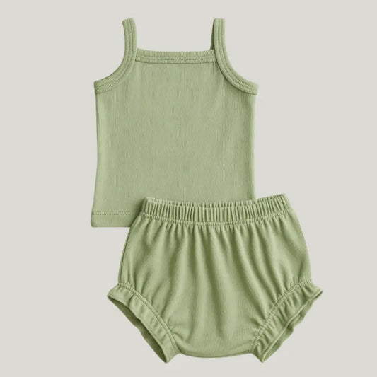 conjunto bebê de linho verde pistache com modelagem leve

