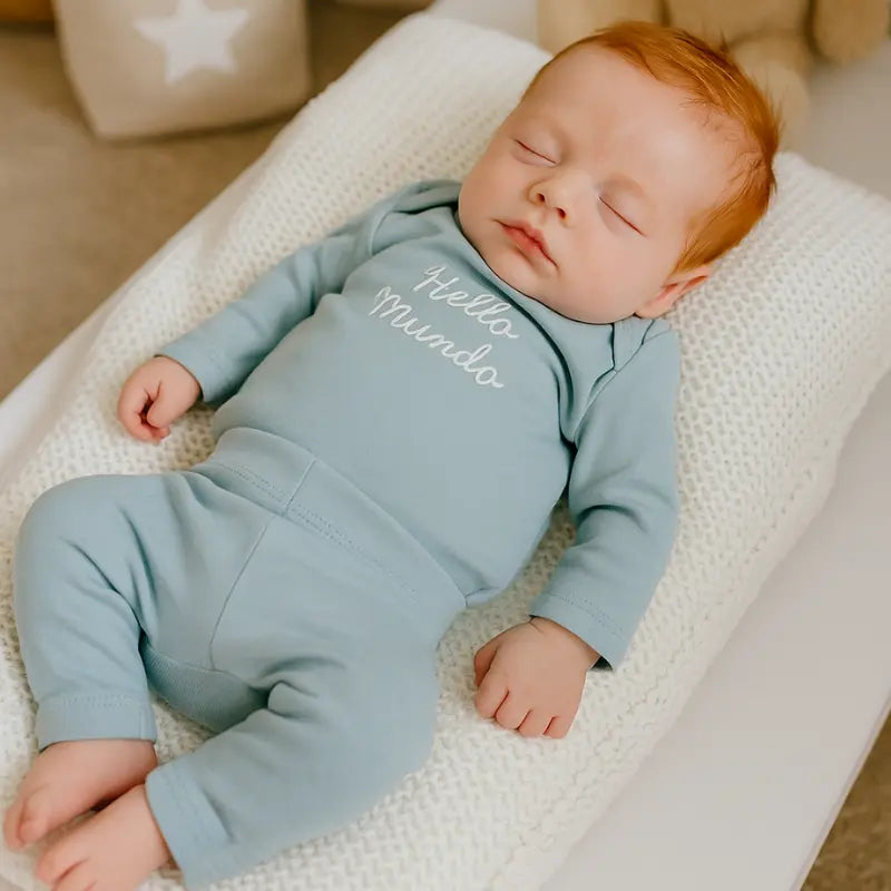 conjunto de algodão orgânico azul com frase hello mundo para bebê

