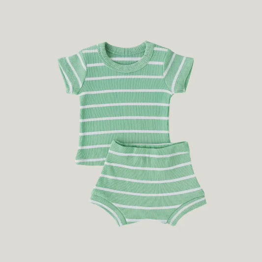 conjunto listrado verde para bebê em tecido leve

