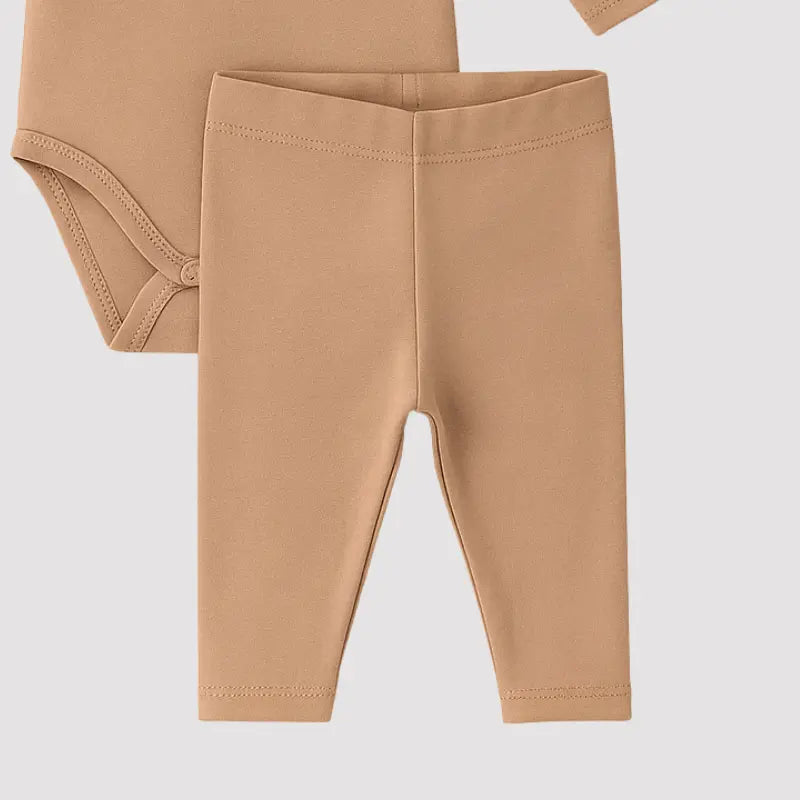 conjunto unissex para bebê com estampa hello mundo em tecido natural

