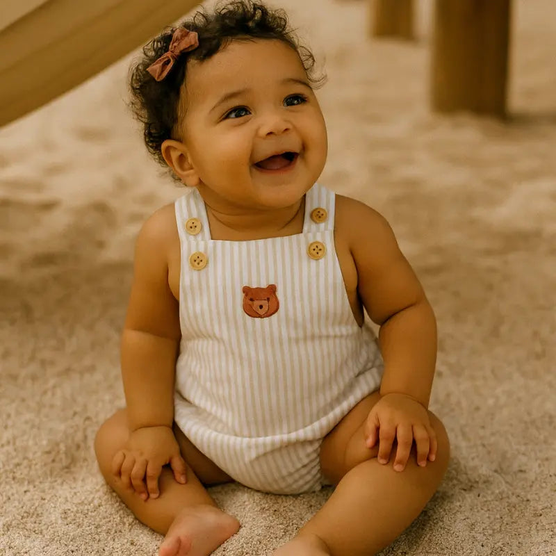 jardineira bebê bear listrada bege confortável