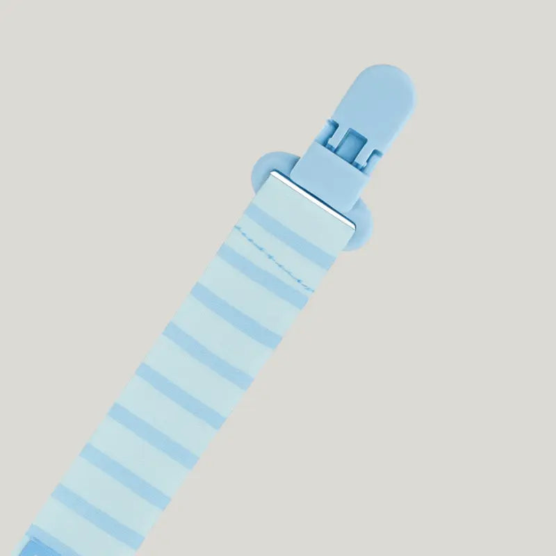 prendedor de chupeta azul listrado para bebe