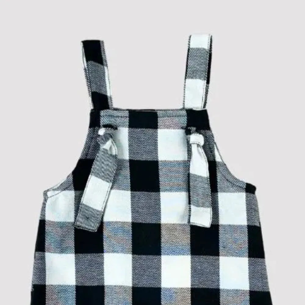 roupa de bebê com estampa xadrez moderna

