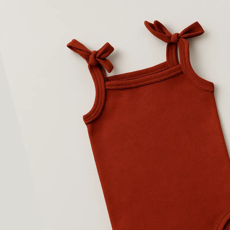 roupa de bebê ocre com alcinhas leve e confortável

