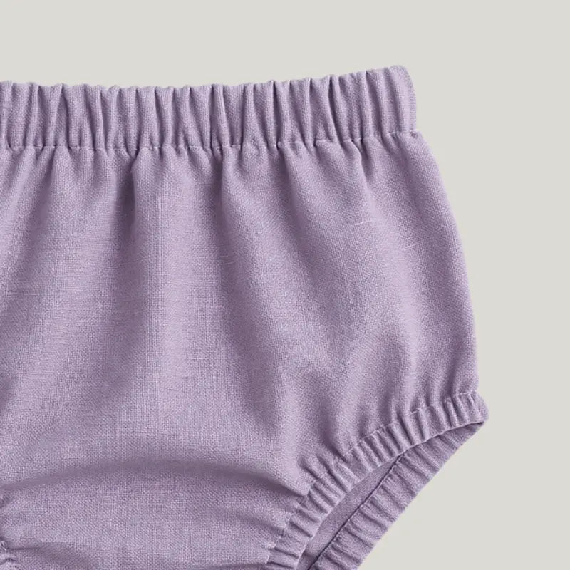 roupa delicada de linho lavanda para bebê

