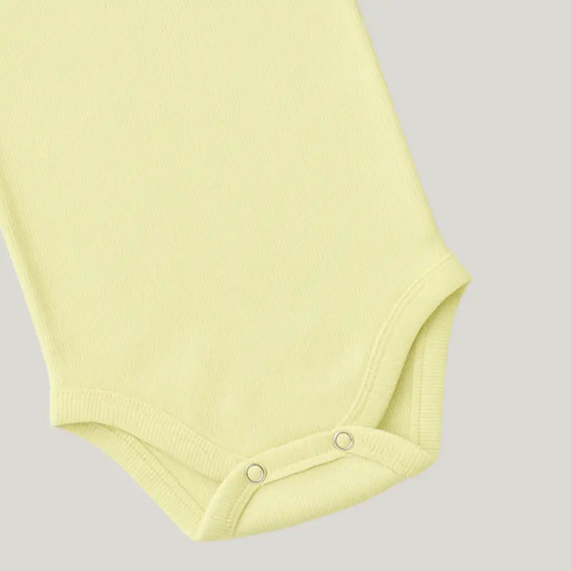 roupa infantil leve e confortavel para o verao cor amarela