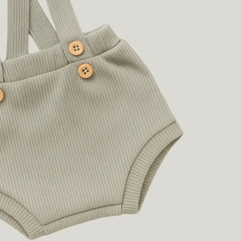 short infantil com alça bege para look retrô de bebê